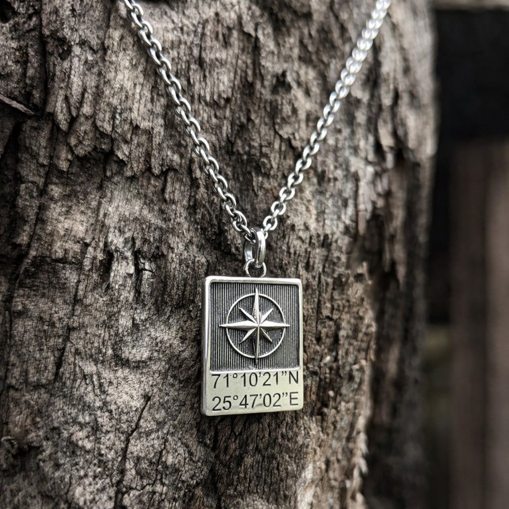 Collana Uomo Coordinate Geografiche in Argento 925 – Piastrina Microfusa