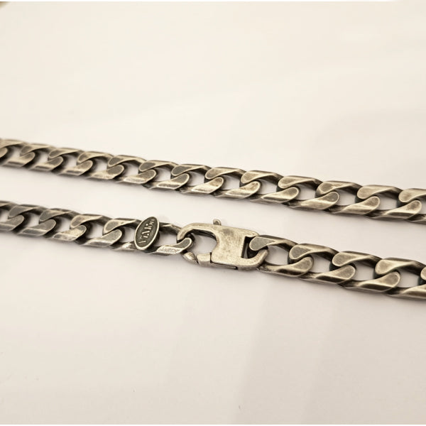 Primo piano della chiusura a moschettone della collana uomo Cuban Link in argento 925 con finitura effetto vissuto, firmata Vimon Gioielli