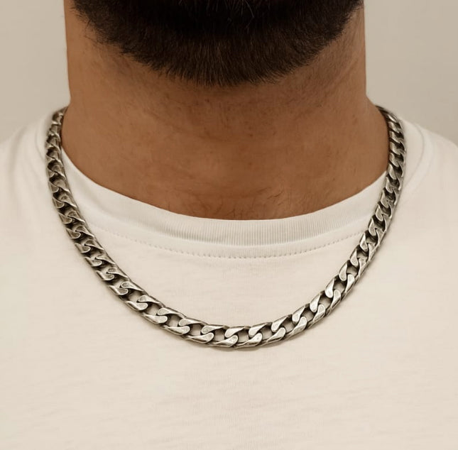Collana uomo Cuban Link in argento 925 con finitura effetto vissuto indossata al collo, modello Vimon Gioielli
