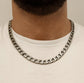 Collana uomo Cuban Link in argento 925 con finitura effetto vissuto indossata al collo, modello Vimon Gioielli