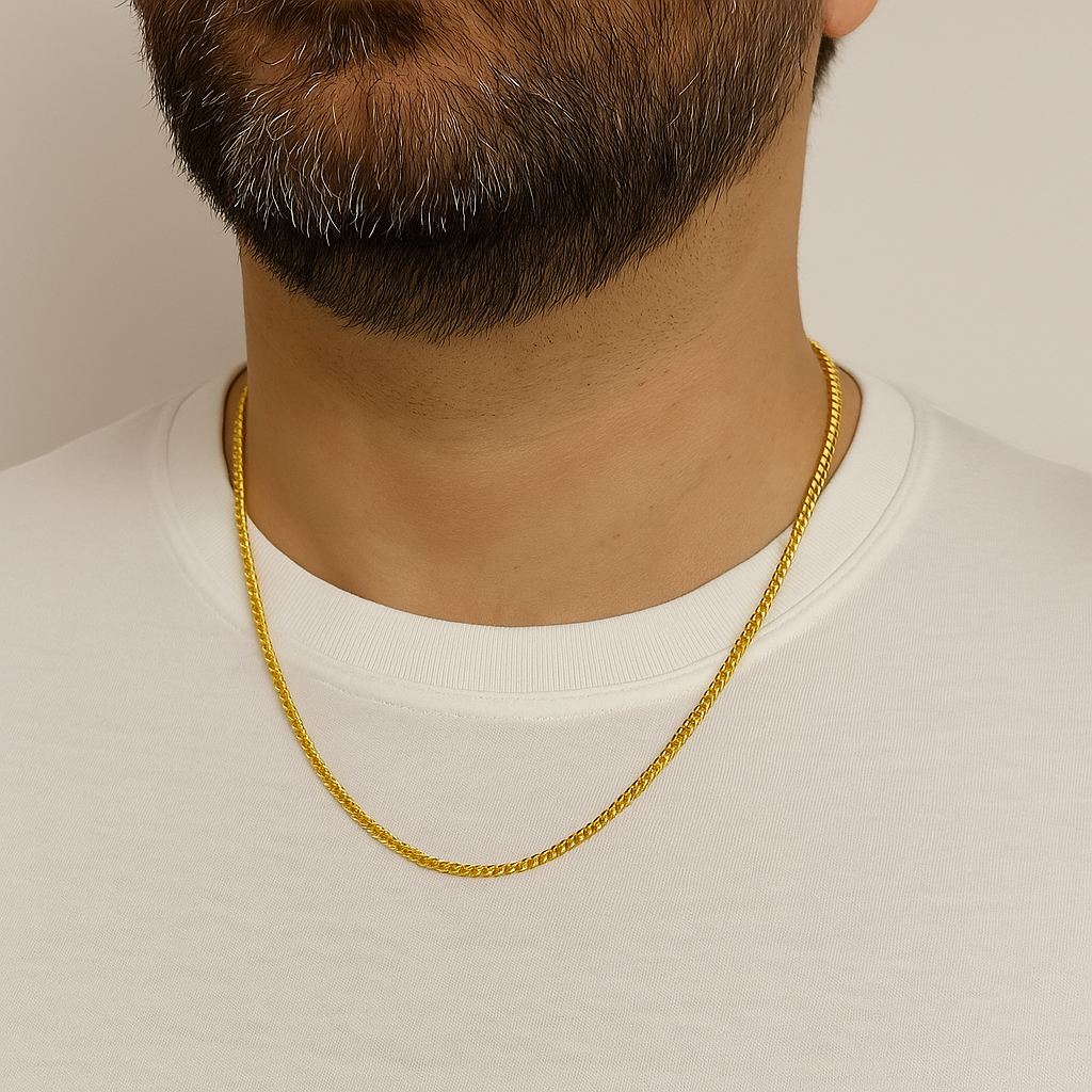 Collana uomo oro giallo a catena, stile streetwear urban, indossata su t-shirt nera. Gioiello moderno per look casual e moda urbana, ideale per outfit contemporanei