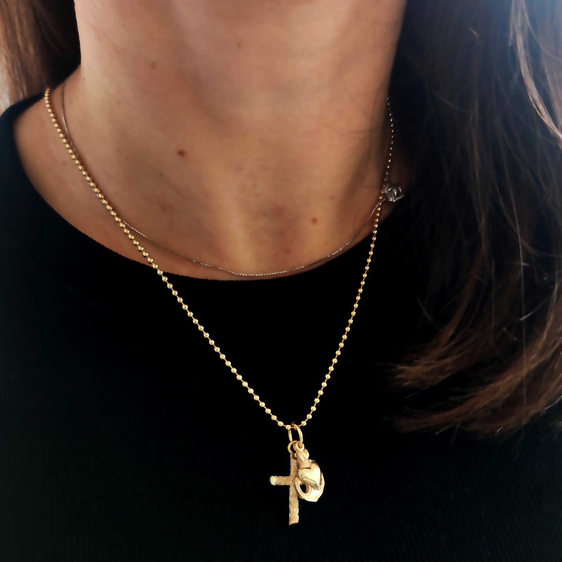 Collana Fede Speranza Carità placcata oro indossata da donna