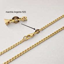 Carica l&#39;immagine nel visualizzatore di Gallery, Dettaglio chiusura a moschettone con marchio Argento 925 su collana catena cubana placcata oro
