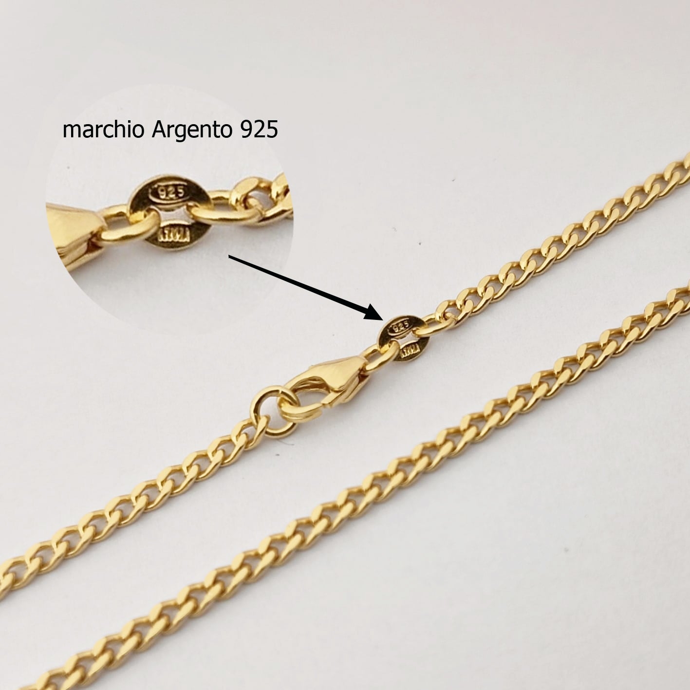 Dettaglio chiusura a moschettone con marchio Argento 925 su collana catena cubana placcata oro