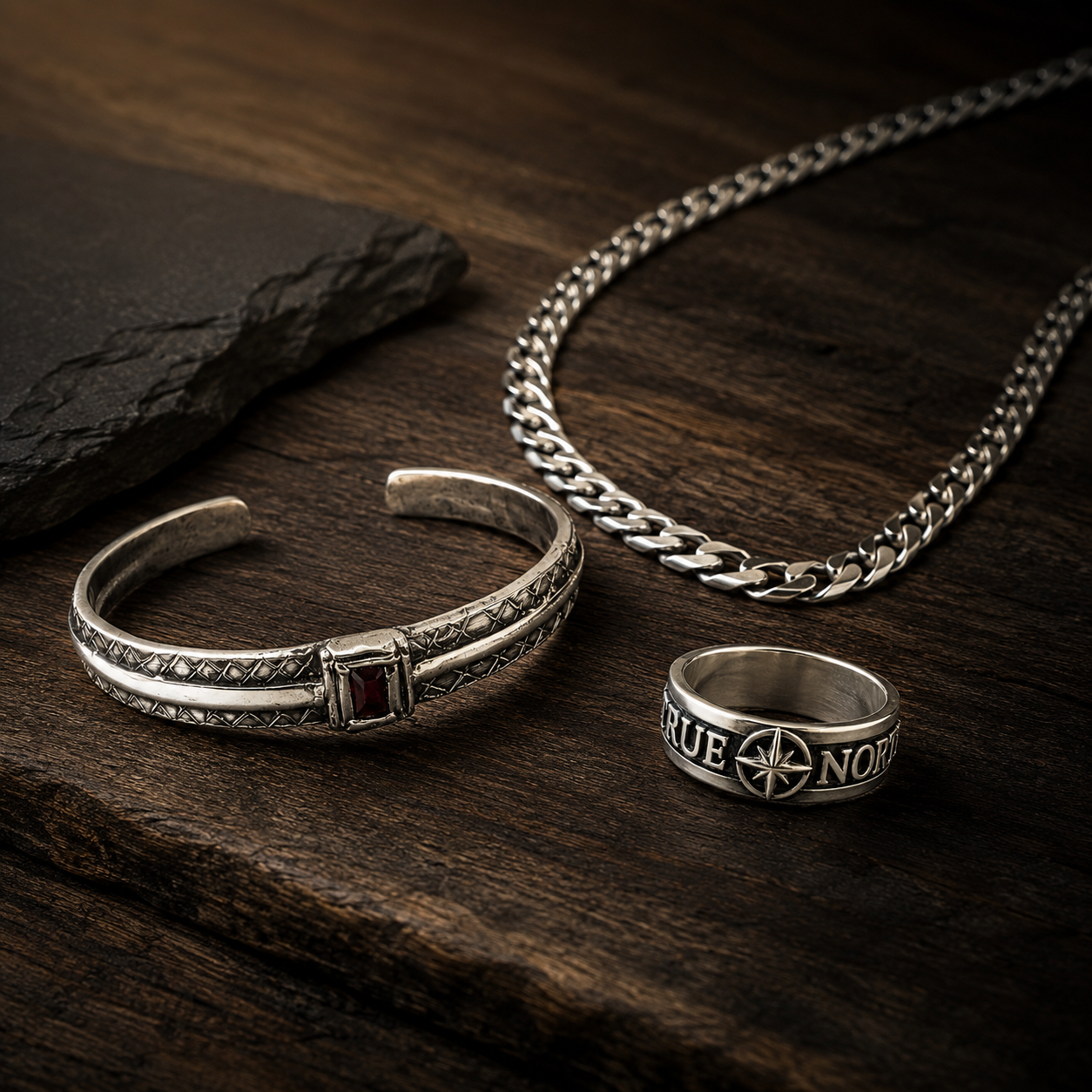 Gioielli artigianali in argento 925 Made in Italy: anello True North, collana uomo e bracciale rigido realizzati a mano da ViMon Gioielli.