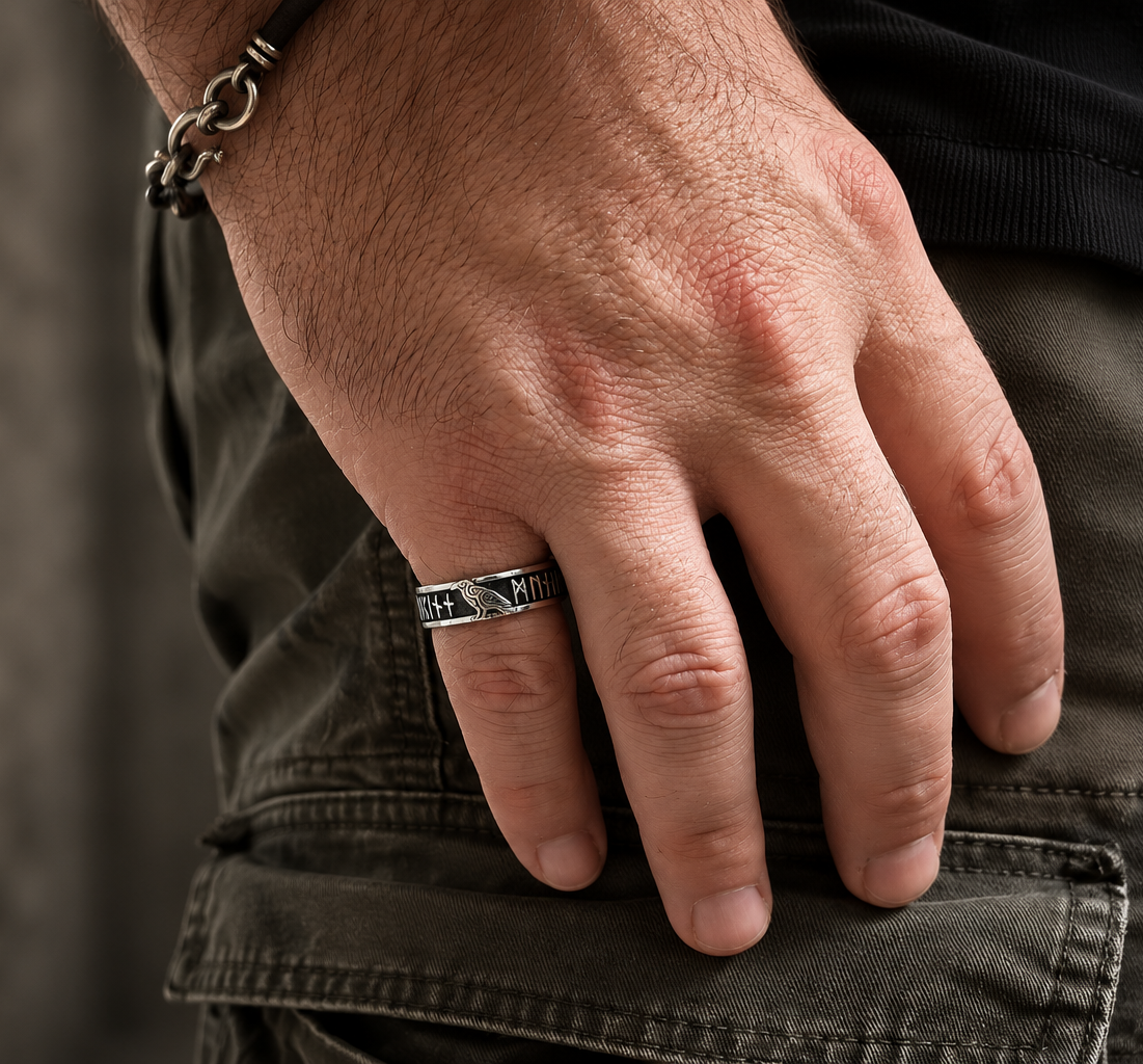 Anello vichingo da uomo in argento 925 brunito indossato, con corvo di Odino e incisioni runiche