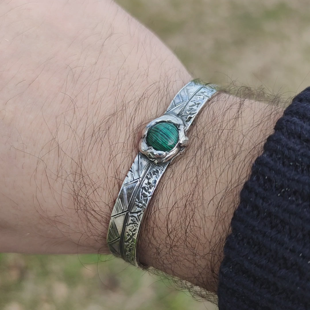 Video bracciale rigido uomo in argento 925 con pietra malachite indossato al polso