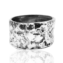 Carica l&#39;immagine nel visualizzatore di Gallery, Anello a fascia in Argento Martellato
