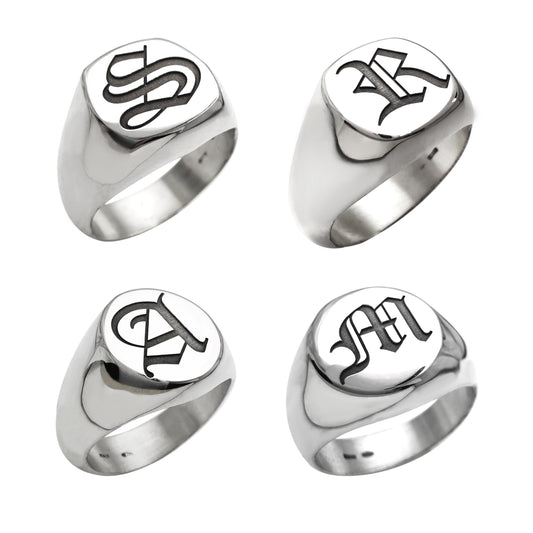 Anello da uomo artigianale in argento 925 con sigillo e incisione dell’iniziale personalizzata, realizzato a mano in Italia da ViMon Gioielli.