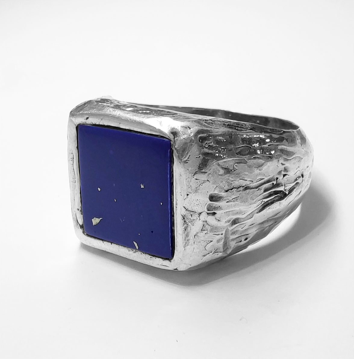 dettaglio anello con pietra lapis azzurra quadrata