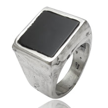 Carica l&#39;immagine nel visualizzatore di Gallery, anello da uomo ragazzo, in argento 925 . Lavorazione artigianale prodotto in  Italia. pietra nera a forma quadrata. Regalo ideale per ragazzo compleanno laurea festa del papà
