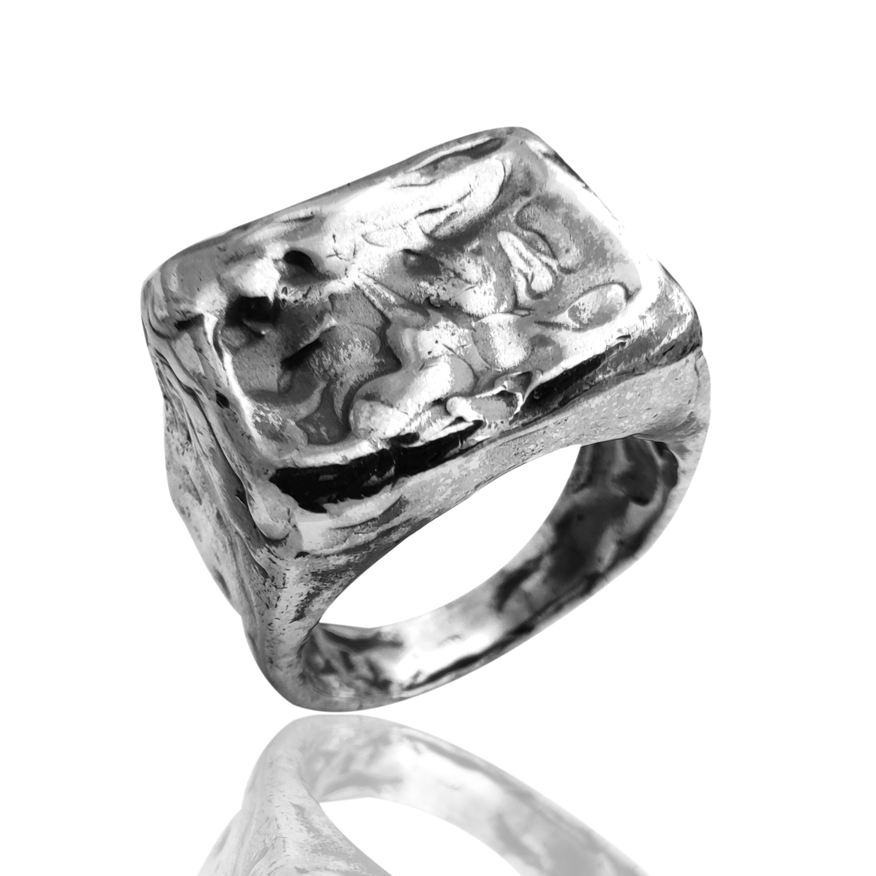 Anello artigianale da uomo in argento 925 con finitura effetto cera, vista frontale su fondo neutro