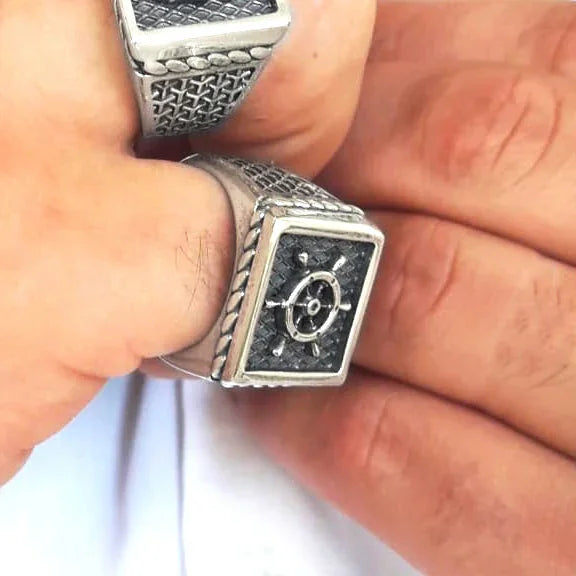 anello base quadrata stemma sigillo timone stile rock punk gotico grintoso argento 925 nero antico tipo  pietro ferrante nove25 prezzo economico