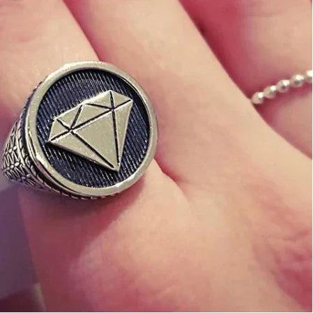 ragazza donna indossa anello chevalier regolabile in argento 925 nero antico con stemma sigillo a forma di diamante stile tatuaggio old school