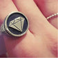 ragazza donna indossa anello chevalier regolabile in argento 925 nero antico con stemma sigillo a forma di diamante stile tatuaggio old school