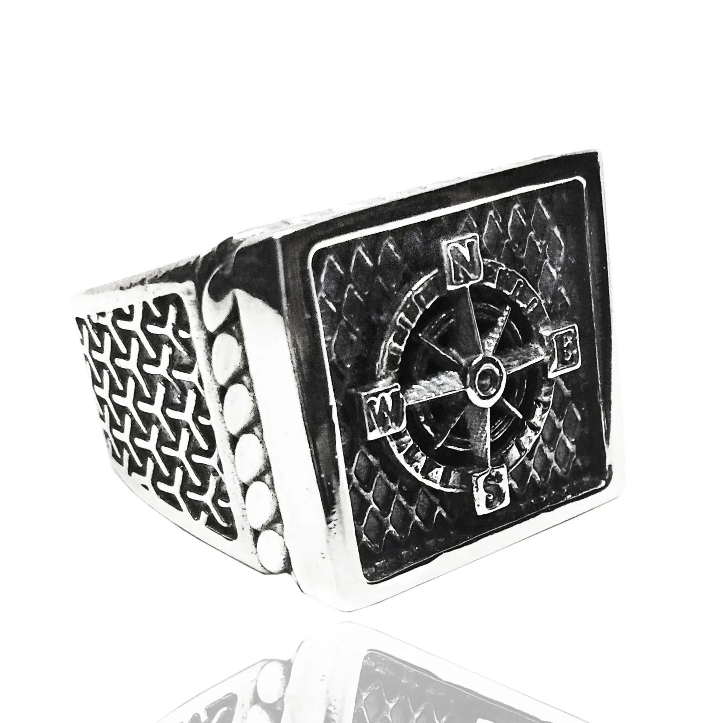 Anello chevalier regolabile in argento 925 brunito con sigillo inciso Rosa dei Venti, vista frontale su fondo neutro