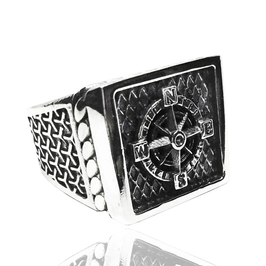 Anello chevalier regolabile in argento 925 brunito con sigillo inciso Rosa dei Venti, vista frontale su fondo neutro