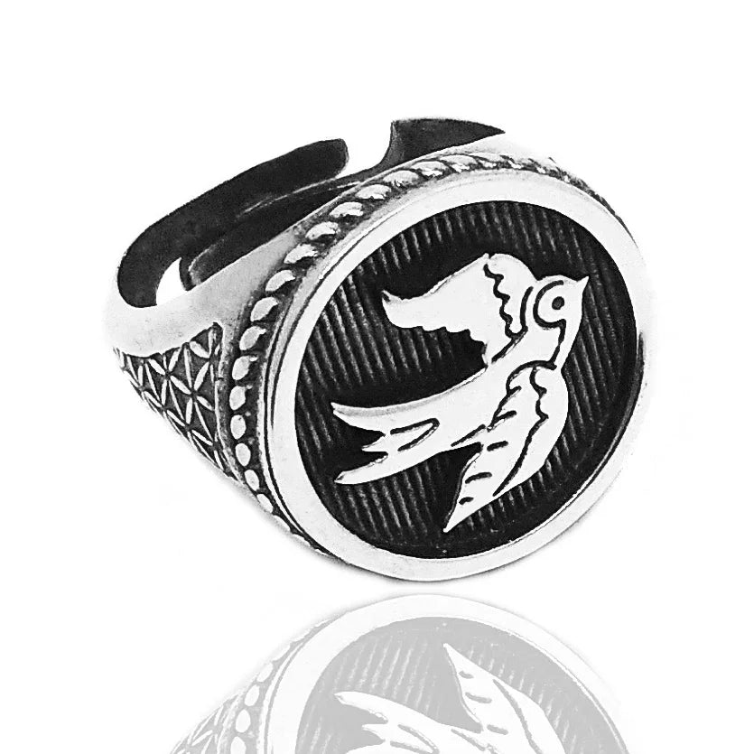anello modello chevalier argento nero antico con stemma sigillo rondine stile tatuaggio old school tema marinaro punk rock pietro ferrante nove25 vendita gioielli online