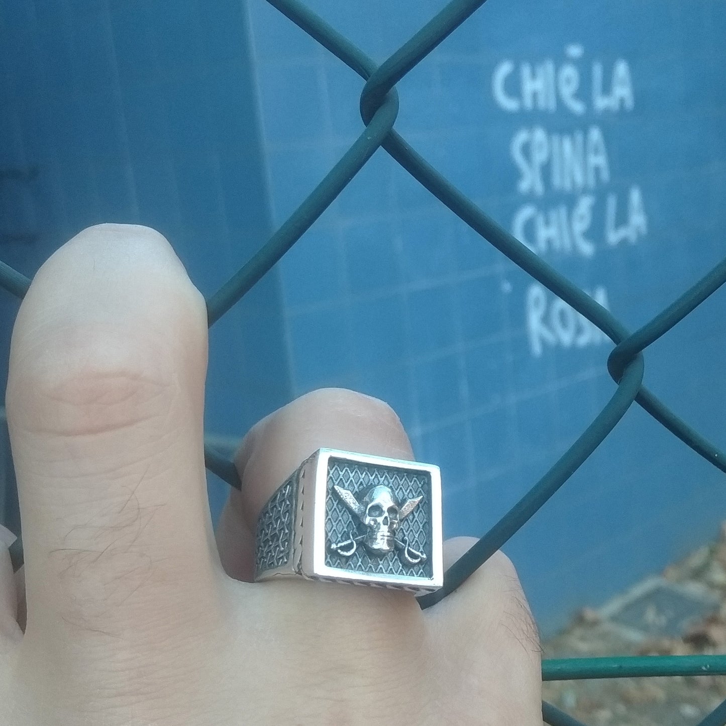 anello cavaliere modello chevalier da uomo in argento 925 nero antico con stemma sigillo pirati dei caraibi teschio cranio stile rock punk grintoso tema marinaro barca vela nave ancora  timone