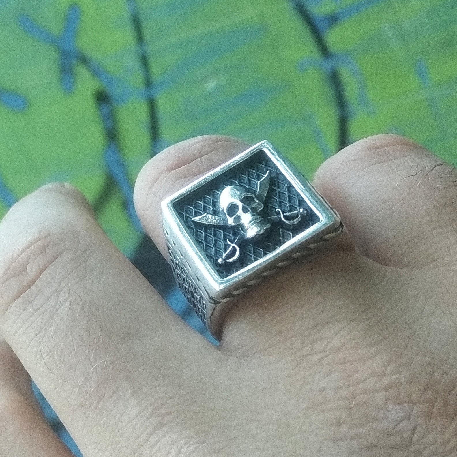 anello da uomo base quadrata con stemma piratesco teschio con sciabole simbolo dei pirati dei caraibi jack sparrow gioiello tipo pietro ferrante nove25