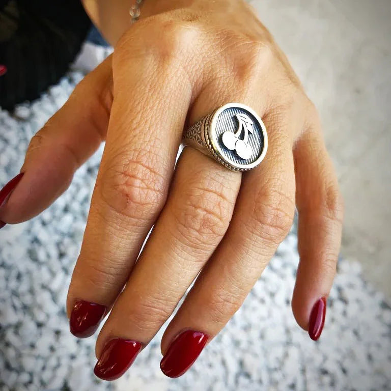 indossa anello regolabile chevalier sigillo ciliegie argento nove25 pietro ferrante piccolo tondo stile rock punk 