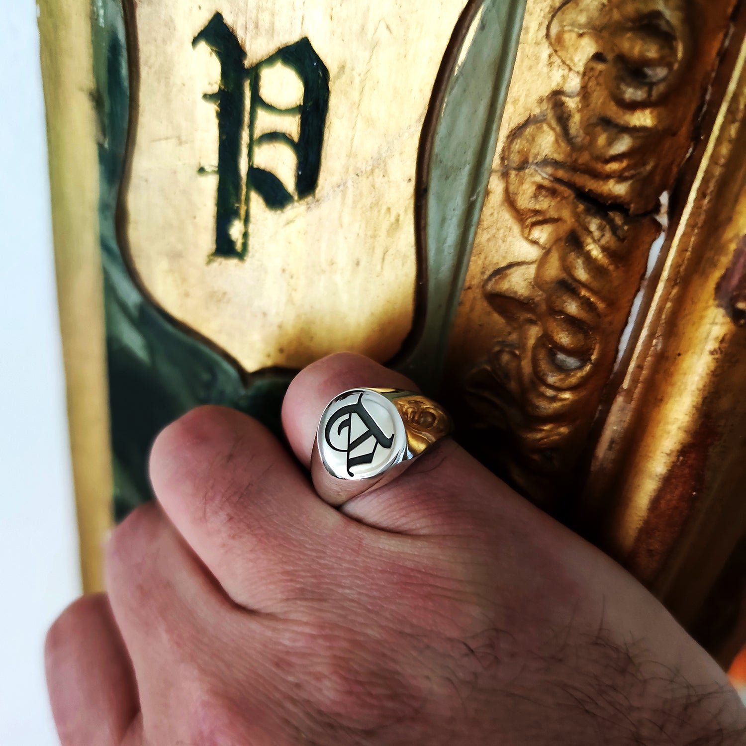 anello con iniziale tipo tiffany nove92 pietro ferrante indossato iniziali letter maschile in argento nero antico tutte le misure da uomo