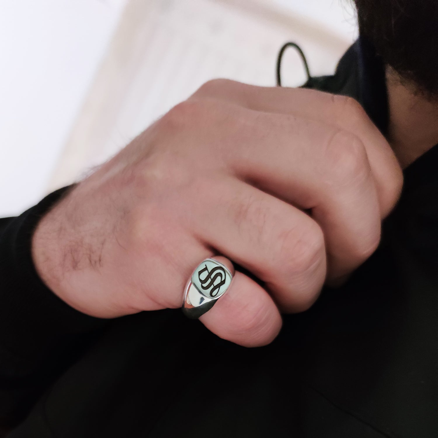 ragazzo uomo indossa anello chevalier con stemma sigillo quadrato ovale lettera iniziale nome argento 925 tipo simile tiffany nove25 pietro ferrante