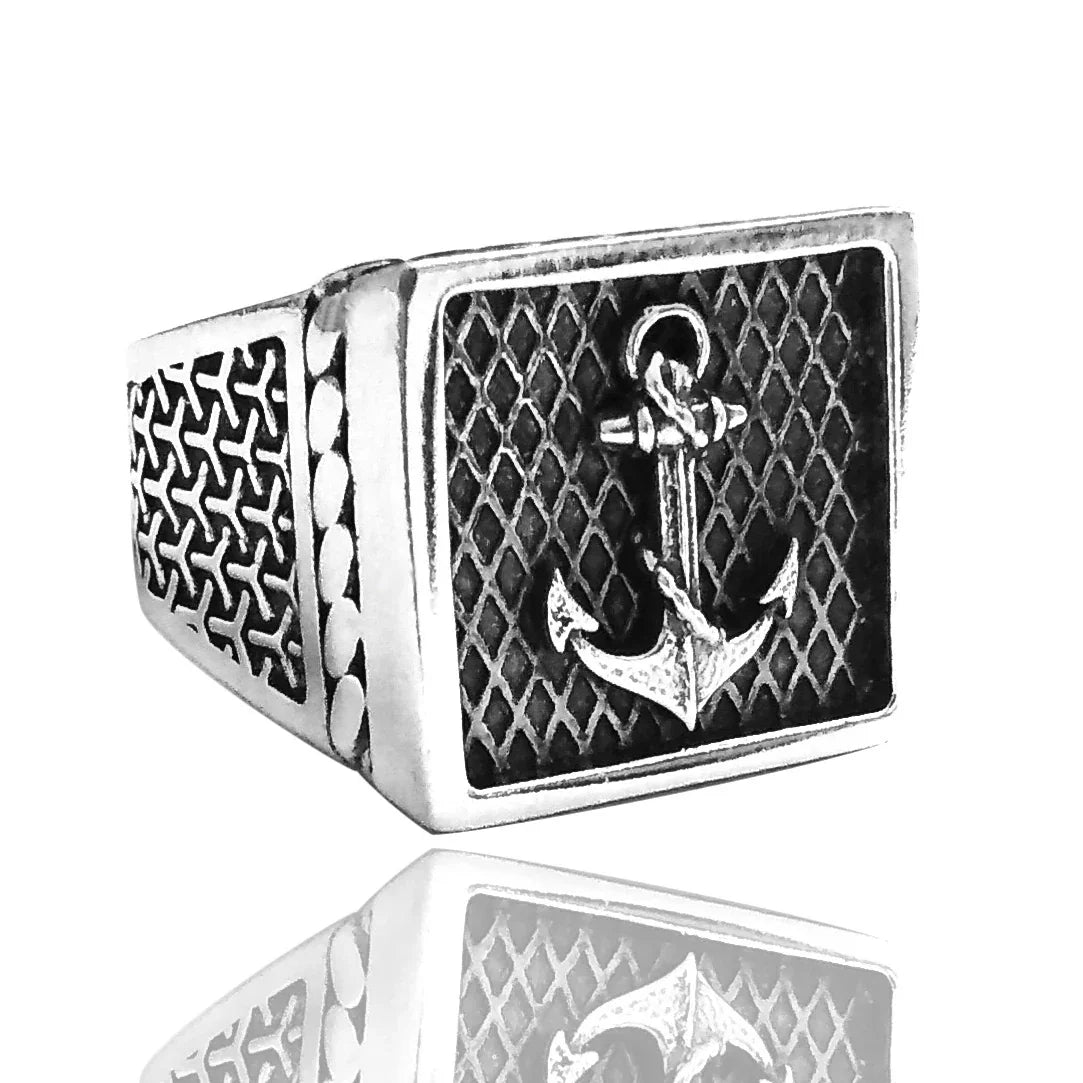 anello modello chevalier da uomo quadrato con stemma sigillo ancora marinara in argento 925 nero opaco antico  barca vela nave corda tatuaggio navigare pirati caraibi Jack Sparrow games of thrones harley fascia larga timone rosa dei venti