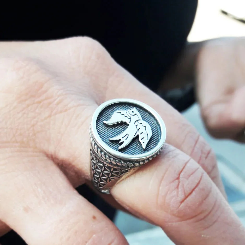 donna ragazza indossa anello regolabile modello chevalier in argento 925 antico con sigillo a forma di rondine tema marinaro stile tattoo old school