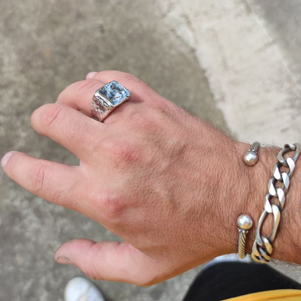 Anello uomo in argento indossato sulla mano, luce naturale, stile minimal