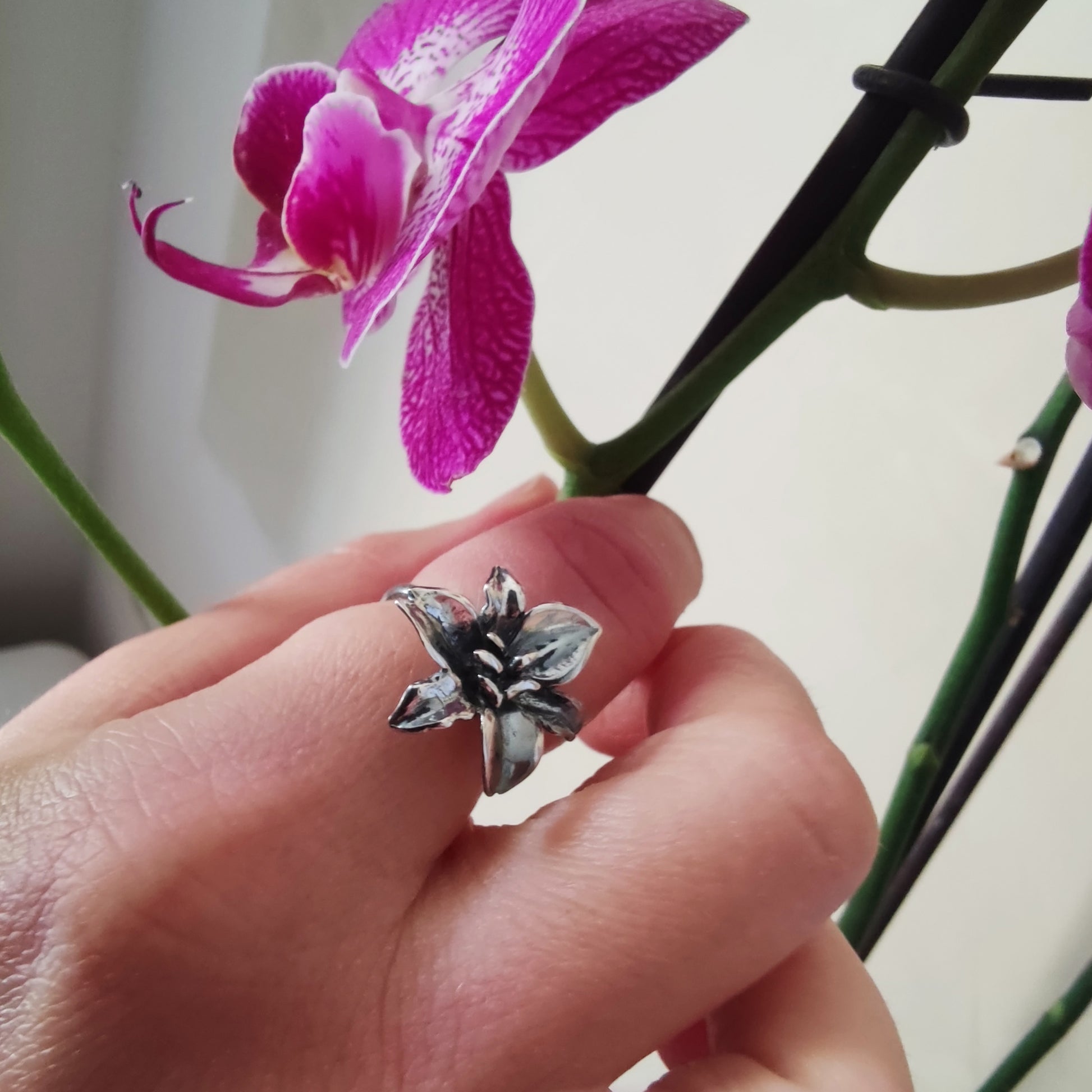 vendita online a prezzo basso in offerta di gioielli artigianali ni argento 925 nero antico anello regolabile da donna fiore giglio di firenze