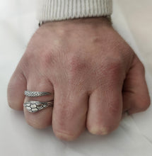 Carica l&#39;immagine nel visualizzatore di Gallery, uomo indossa anello regolabile a forma di serpente in argento 925 nero antico stile tipo pandora bulgari stroili
