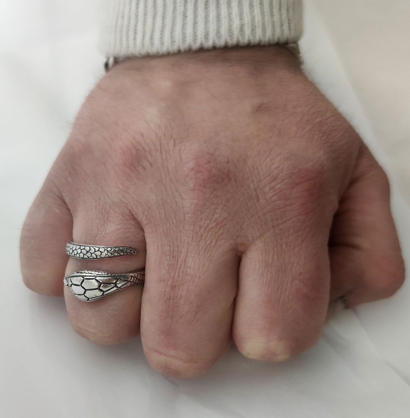 uomo indossa anello regolabile a forma di serpente in argento 925 nero antico stile tipo pandora bulgari stroili