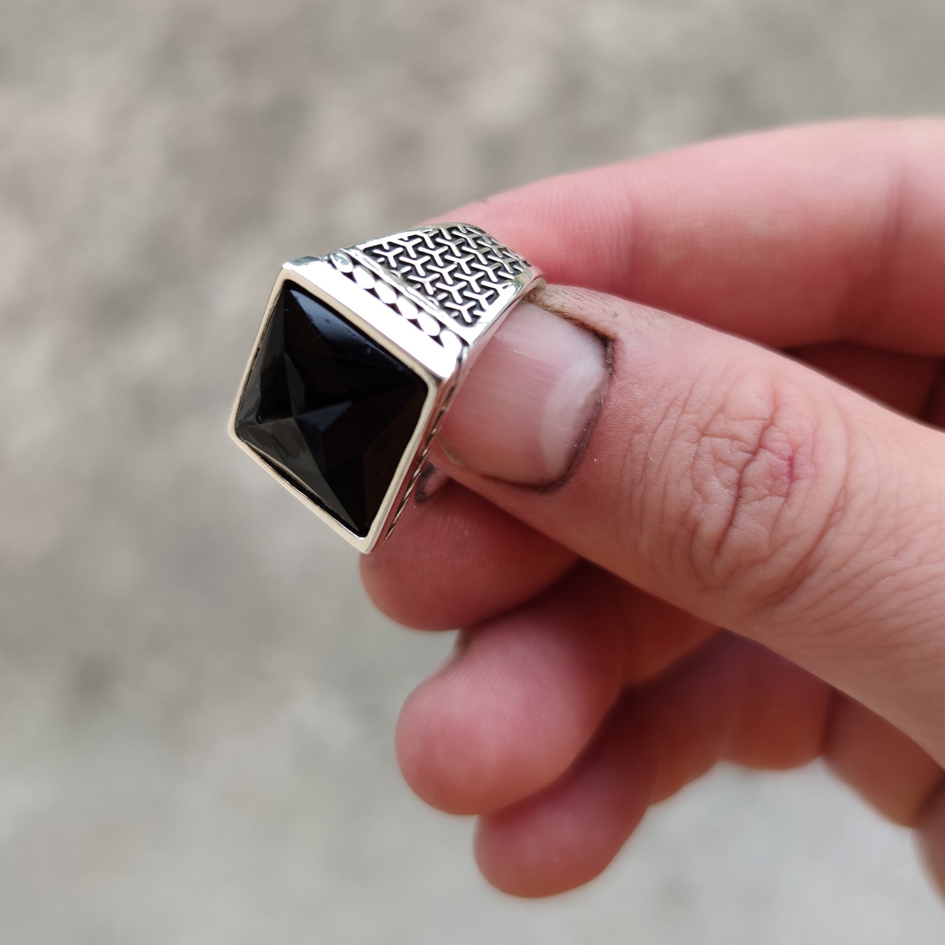 Anello Fabiani Chevalier In Oro Bianco 9Kt Con Onice - Fabiani Gioiellerie - Foto 9