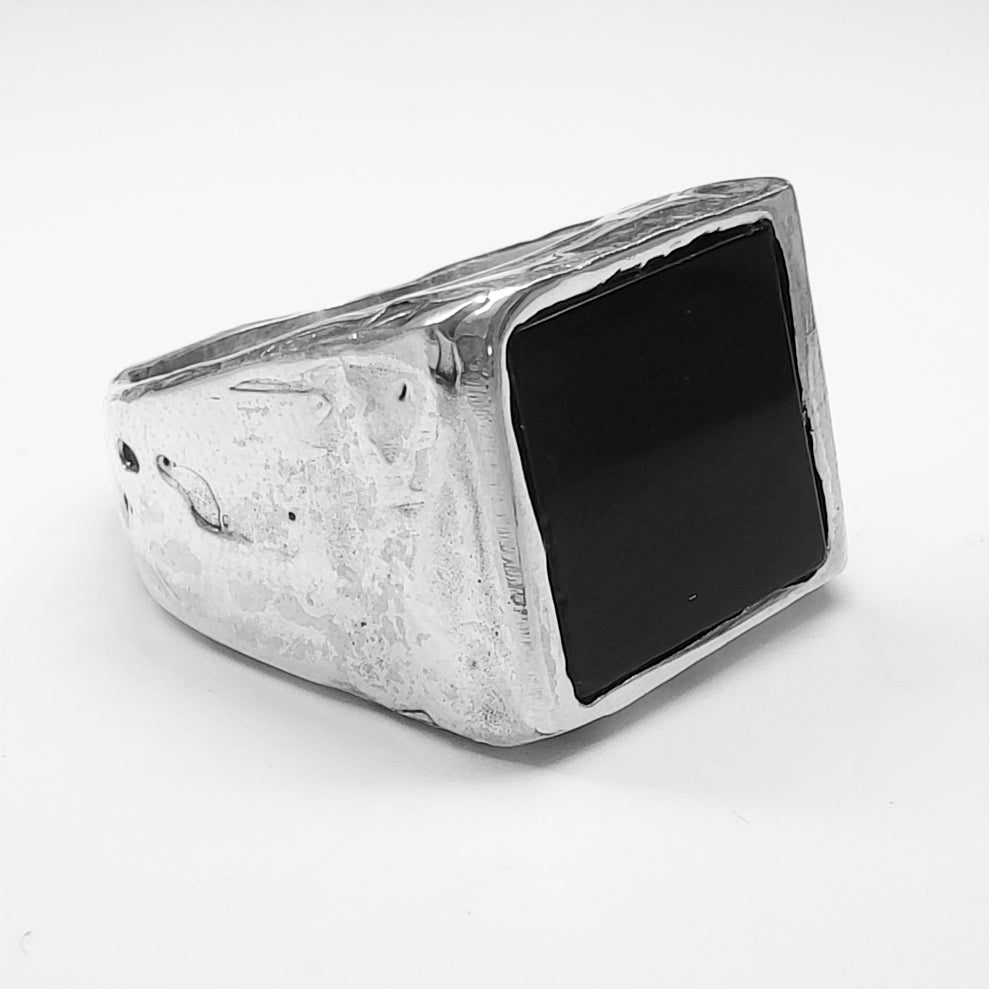 Dettaglio macro della pietra onice nera quadrata incastonata su anello in argento 925