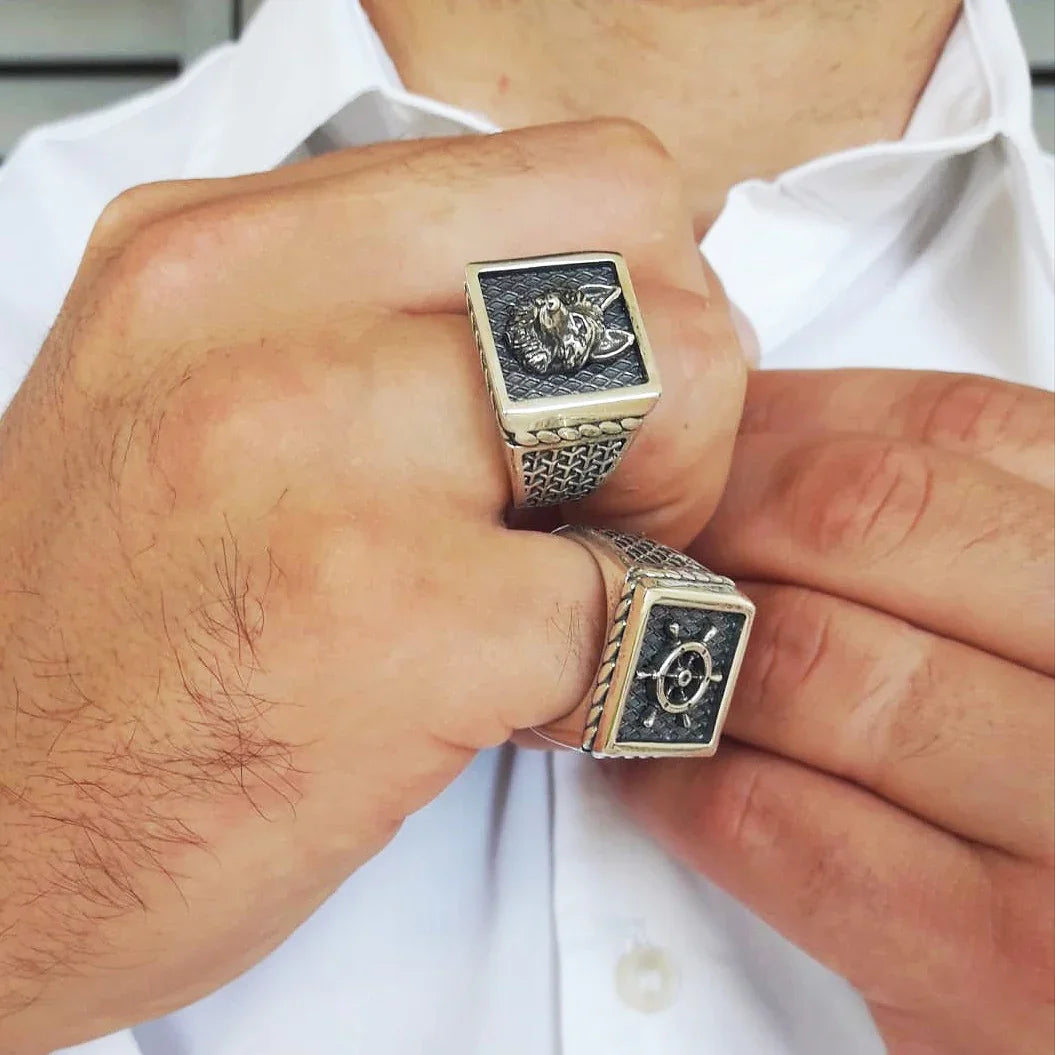 uomo ragazzo indossa anello cavaliere modello chevalier in argento 925 antico con stemma sigillo testa di lupo di mare timone tema marinaro ancora rosa dei venti barca vela navestile punkrock gotico vichingo medioevale 