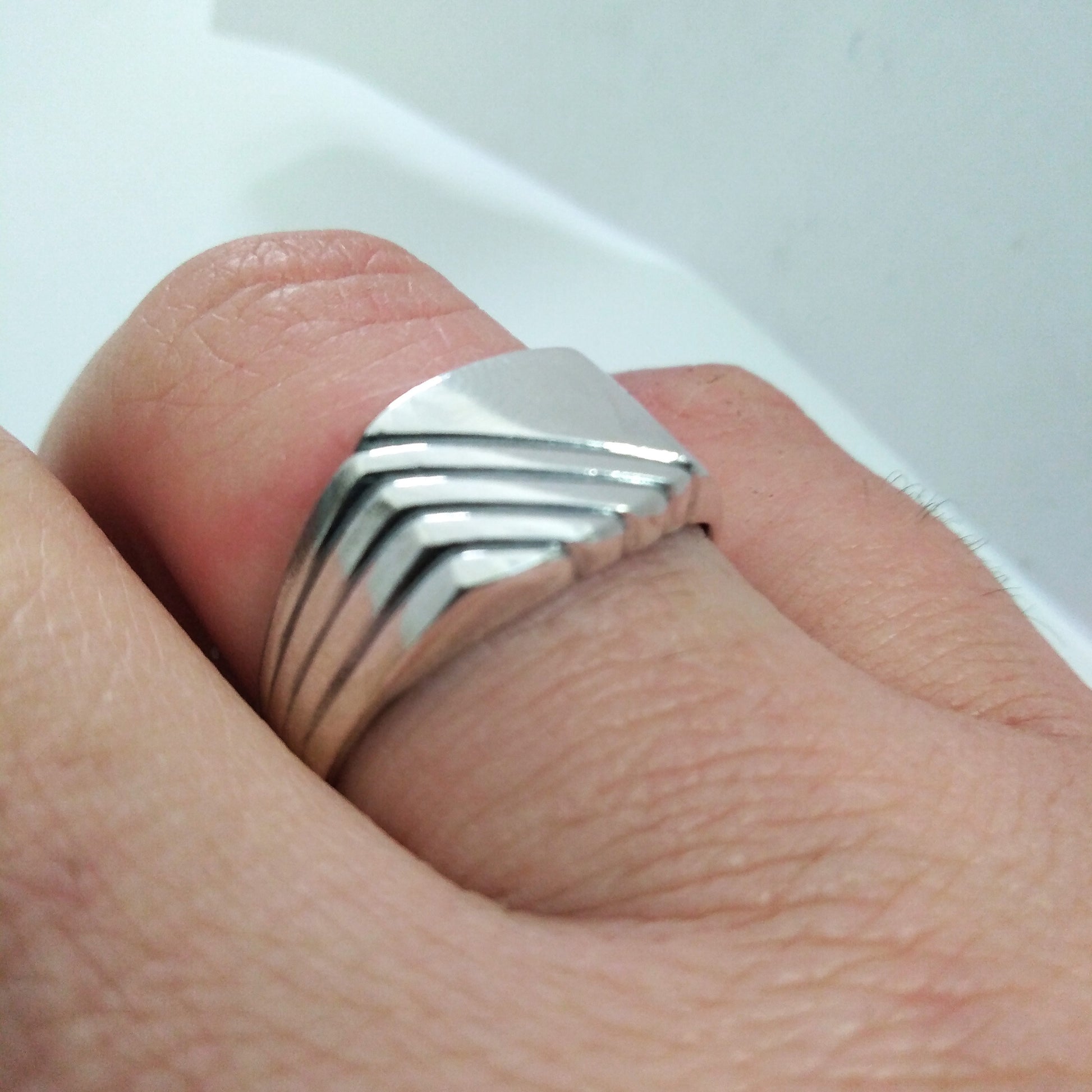 anello base quadrata stemma sigillo testa di lupo stile rock punk gotico grintoso argento 925 nero antico tipo  pietro ferrante nove25 prezzo economico