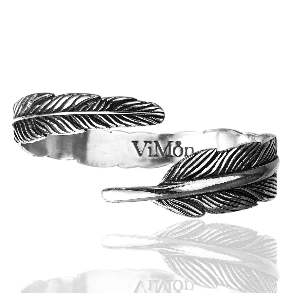 Dettaglio motivo piuma su bracciale argento 925