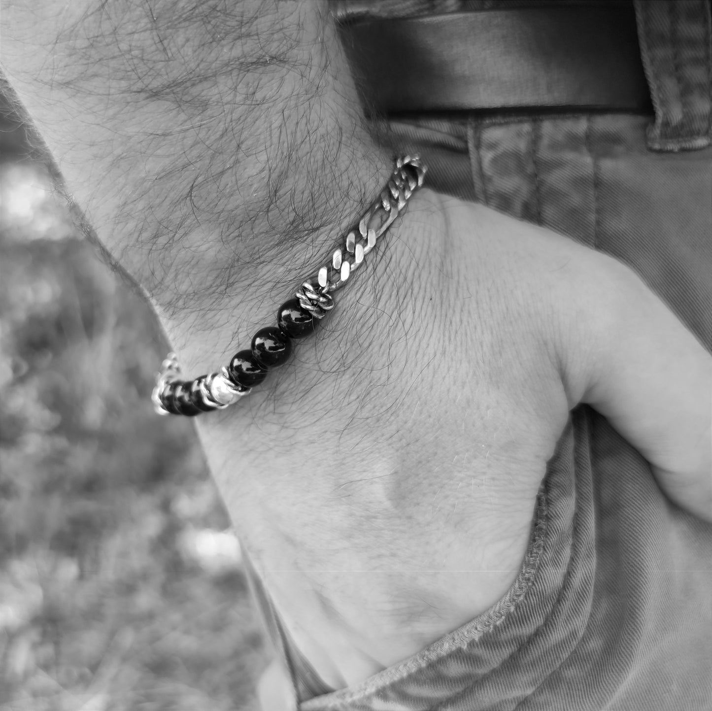 Bracciale uomo in argento 925 indossato al polso, stile sofisticato e contemporaneo