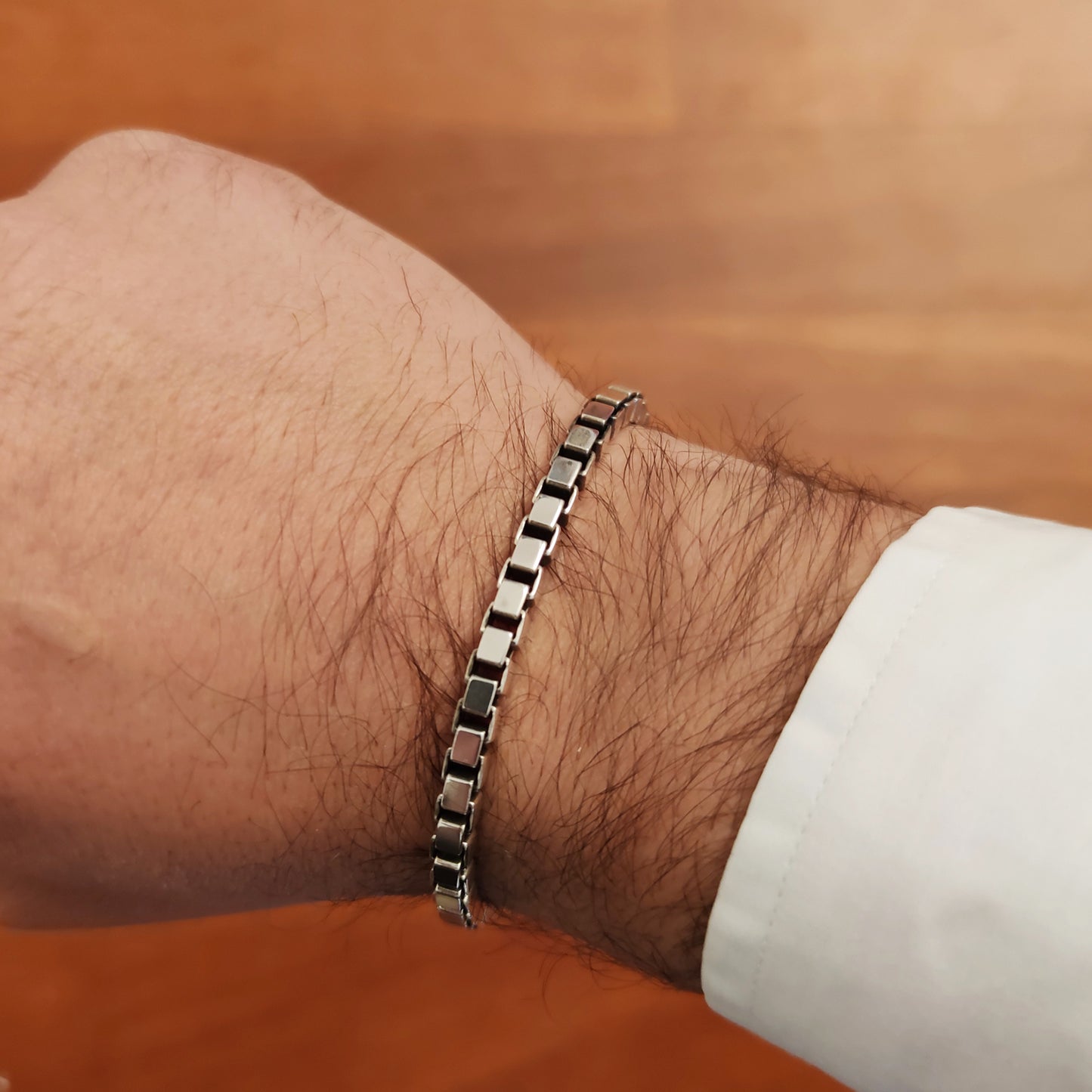 bracciale da uomo indossato  in argento catena maglia quadrata veneziana classico elegante etnico massiccio 