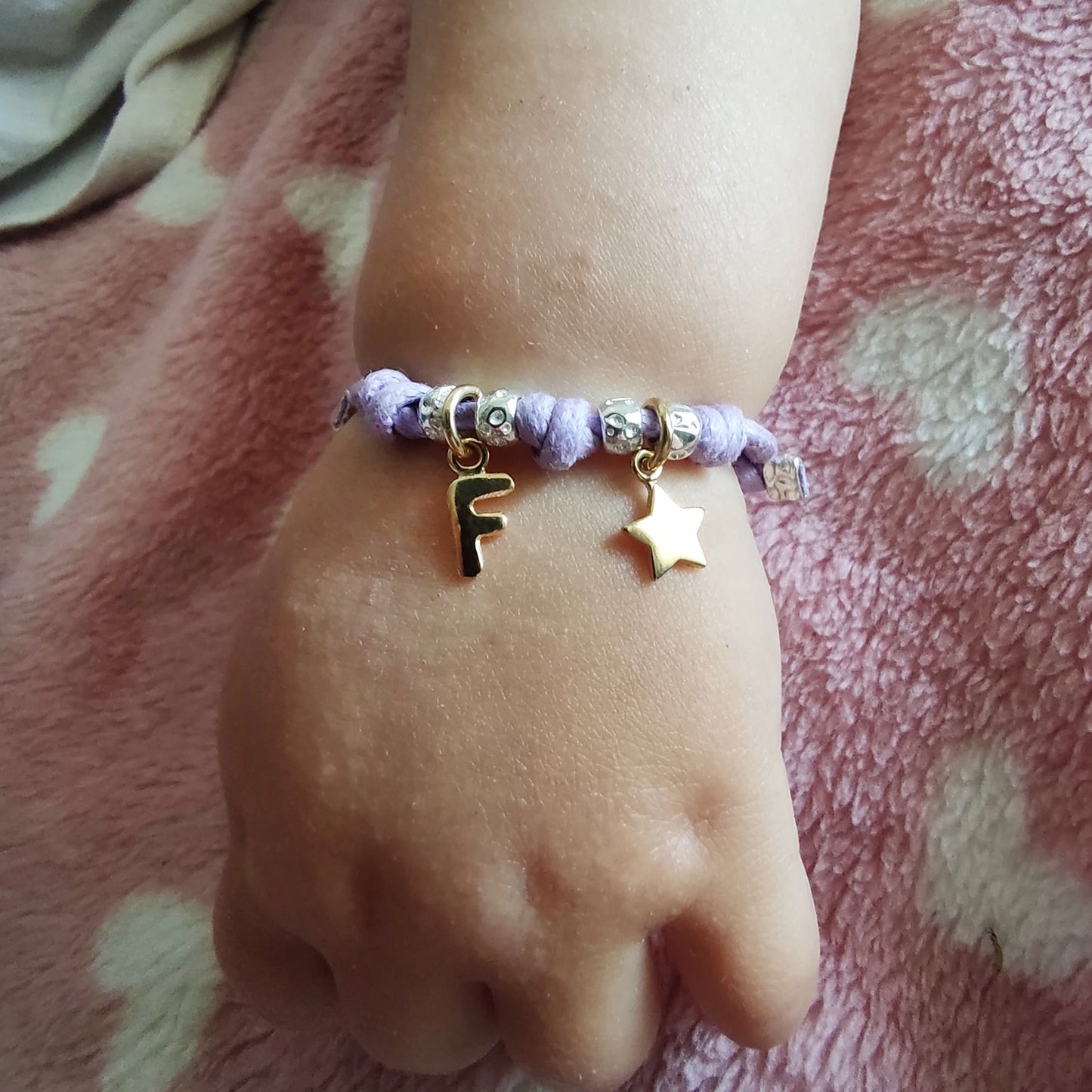 bracciale braccialetto per bambini neonati idea regalo per nascita comunione compleanno con granelli grani pepite ciondolo lettera iniziale nome stella stellina tipo simil dodo 