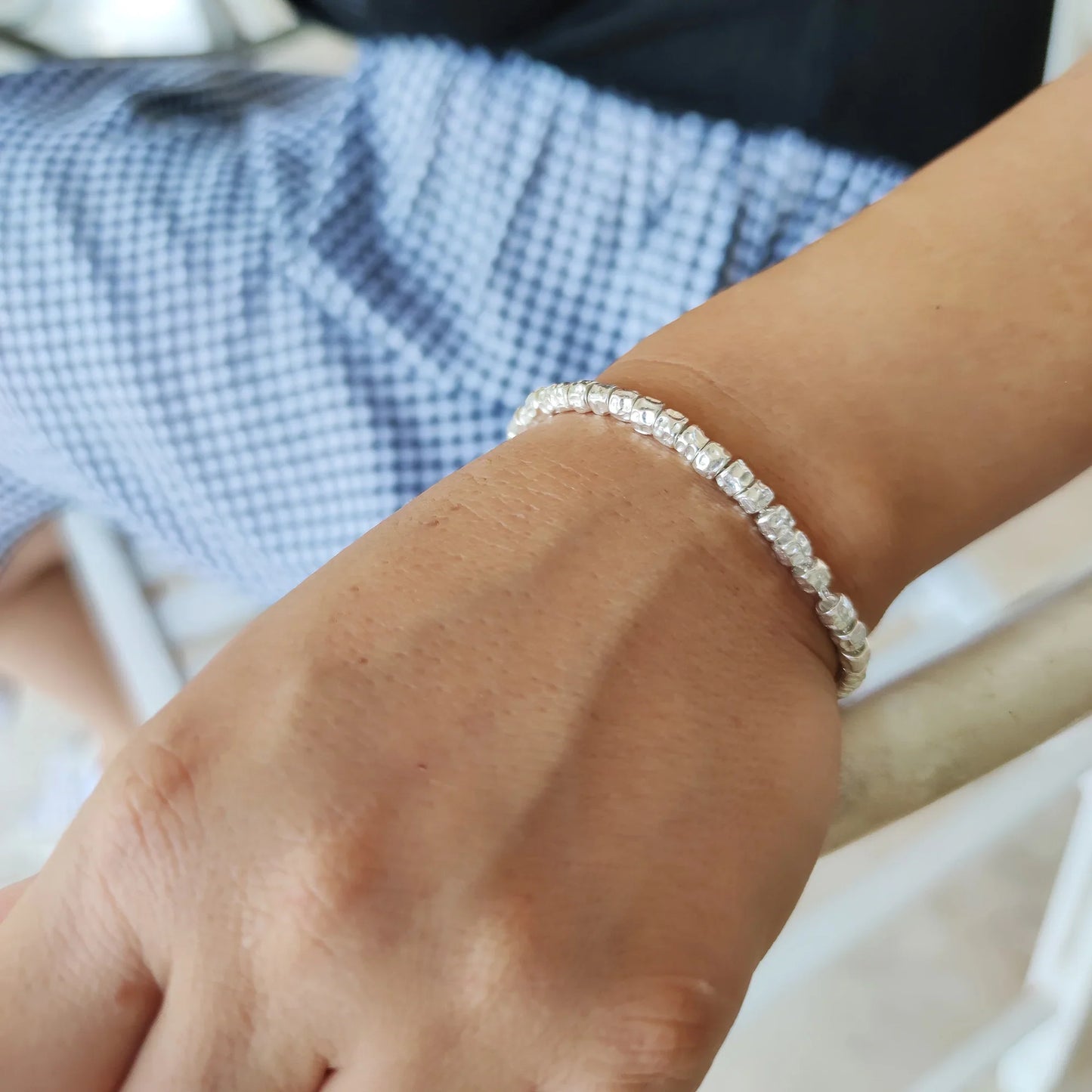 donna indossa il bracciale con granelli tipo dodo mariani in argento 925