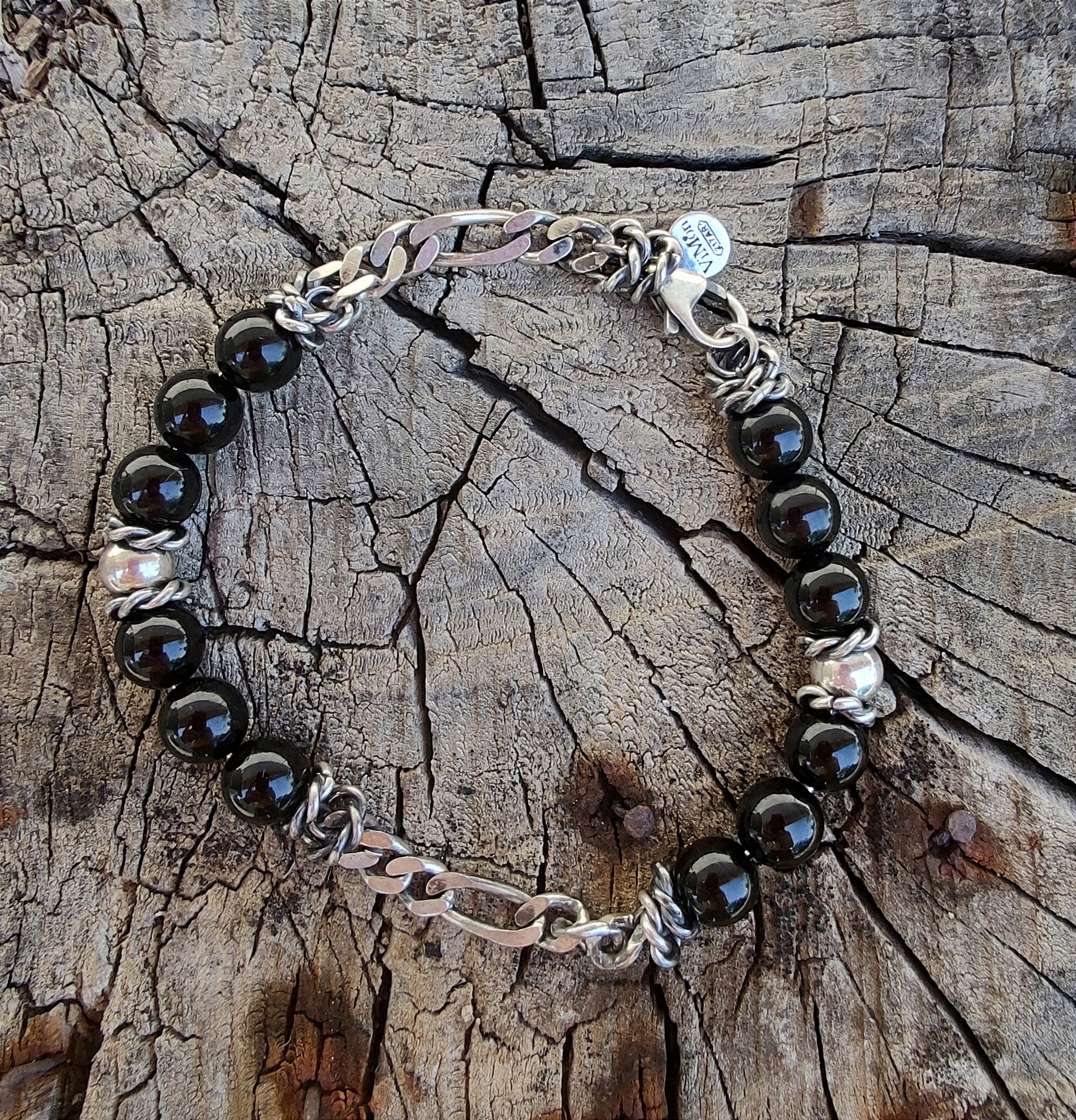 Bracciale uomo con palline nere e catena cubana, perfetto per un look casual o elegante