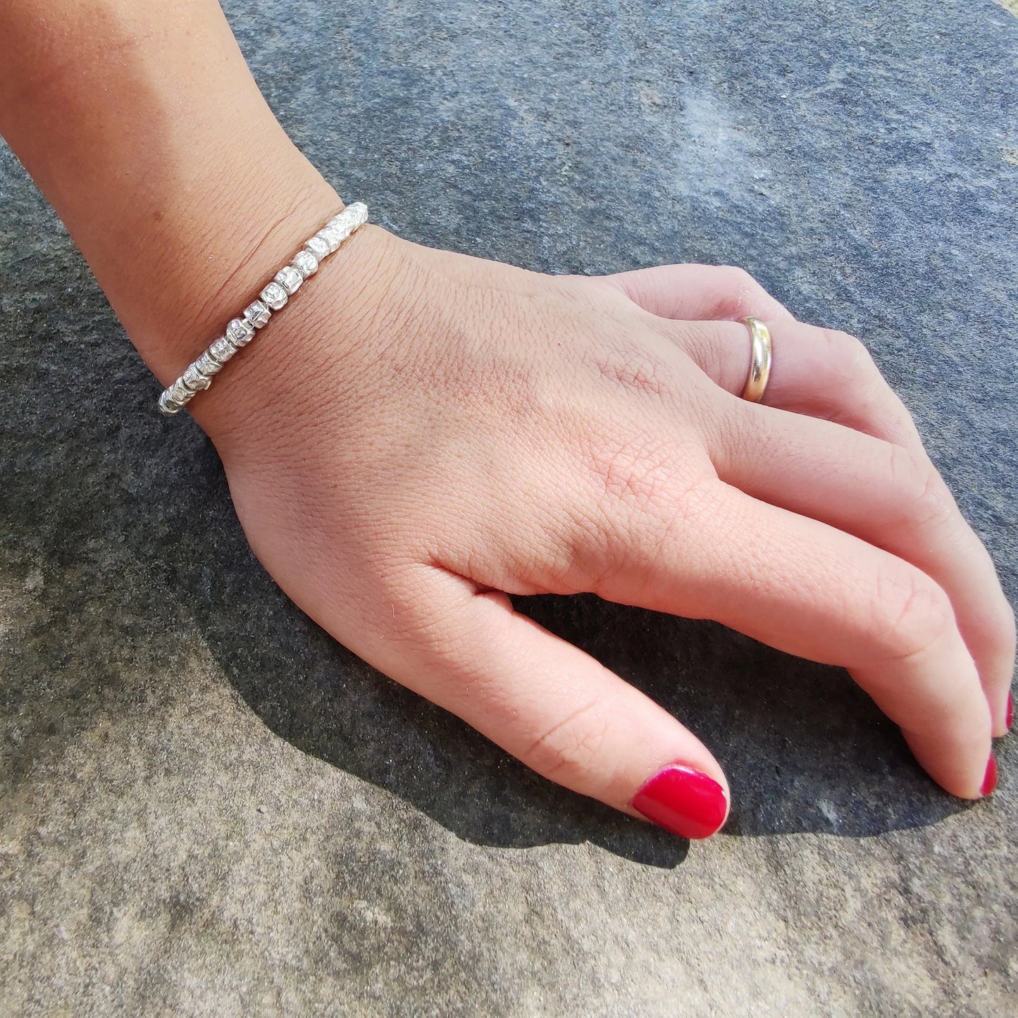donna-ragazza-indossa-al-polso-bracciale-con-granelli-imitazione-dodo-in-argento-925