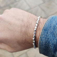 Carica l&#39;immagine nel visualizzatore di Gallery, Bracciale borchie
