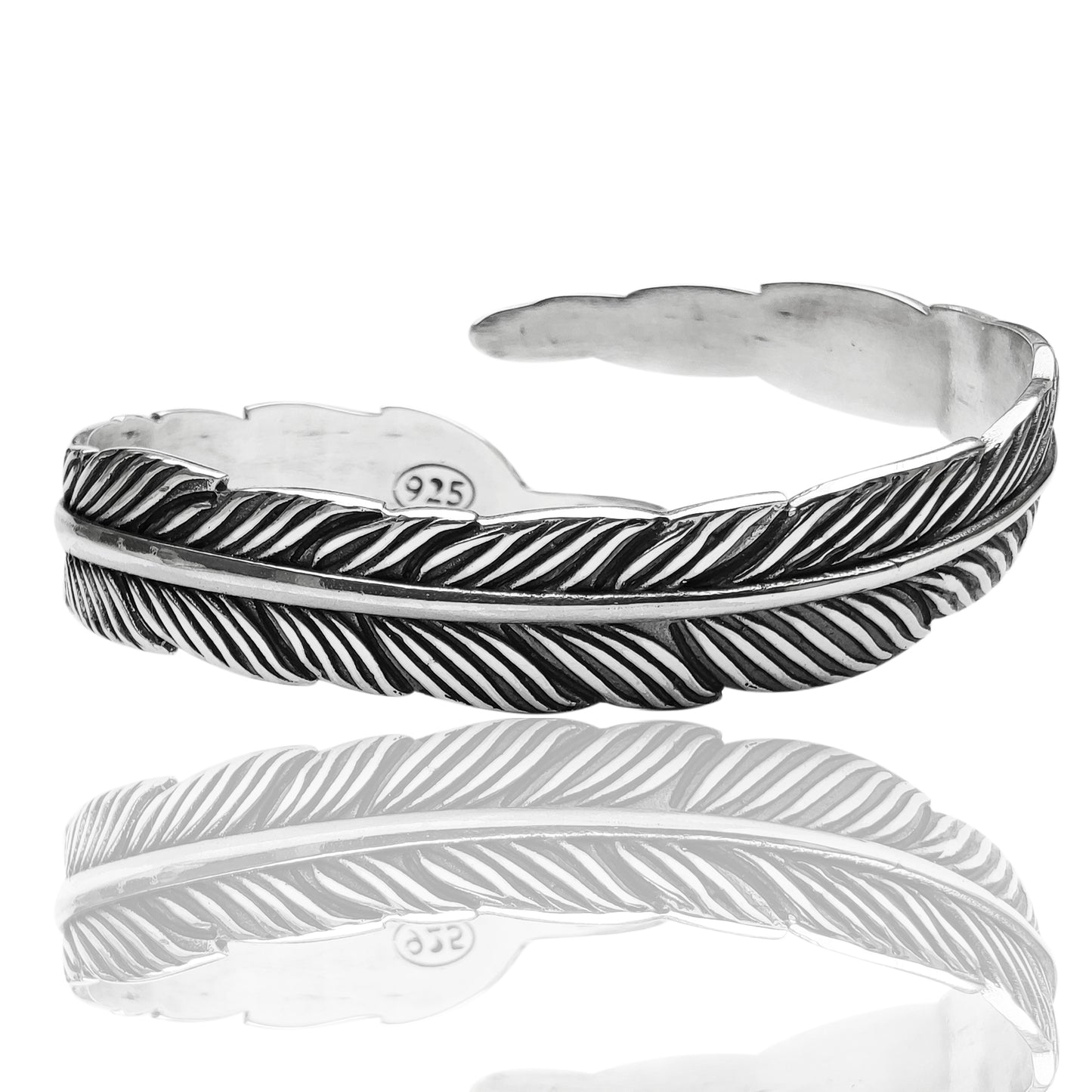 Bracciale piuma in argento 925 su sfondo bianco