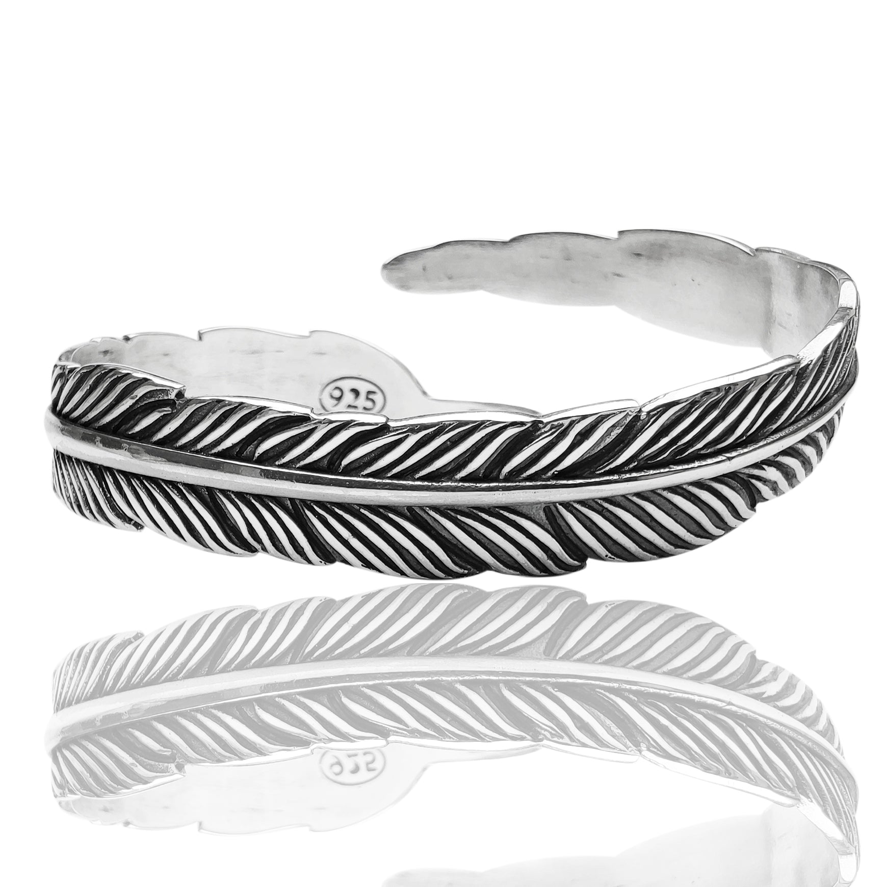 Bracciale piuma in argento 925 su sfondo bianco