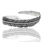 Bracciale piuma in argento 925 su sfondo bianco