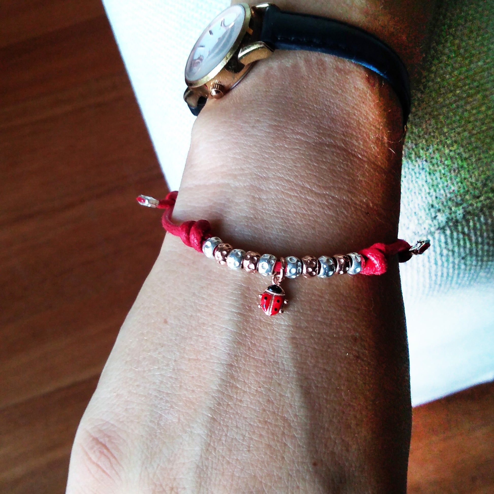 braccialino cordoncino filo cerato cotone rosso con coccinella smaltata porta fortuna regalo ideale per battesimo primo compleanno neonato