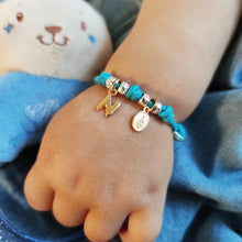 Carica l&#39;immagine nel visualizzatore di Gallery, bracciale cordino granelli grani pepite argento tipo simil imitazione dodo con ciondolo iniziale nome madonnina madonna regalo ideale per nascita battesimo comunione compleanno bimbo bimbo
